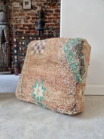 Vintage Boujaad poef 60x60x25cm, handgemaakt Marokkaanse Berber poef