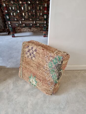 Vintage Boujaad poef 60x60x25cm, handgemaakt Marokkaanse Berber poef