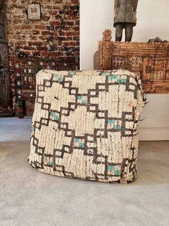 Vintage Boujaad poef 60x60x25cm, handgemaakt Marokkaanse Berber poef