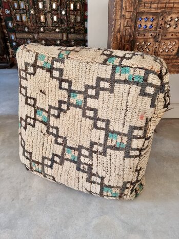 Vintage Boujaad poef 60x60x25cm, handgemaakt Marokkaanse Berber poef