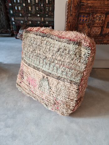 Vintage Boujaad poef 60x60x25cm, handgemaakt Marokkaanse Berber poef