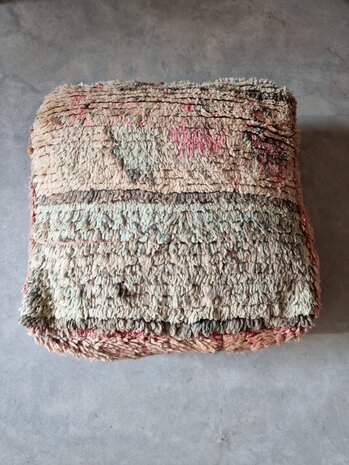 Vintage Boujaad poef 60x60x25cm, handgemaakt Marokkaanse Berber poef