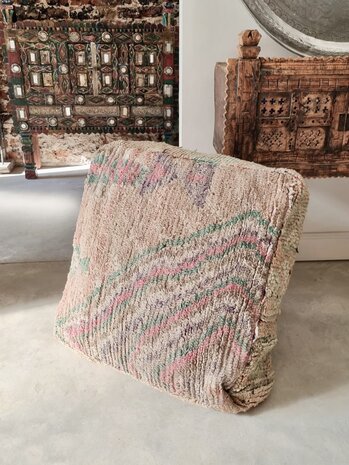 Vintage Boujaad poef 60x60x25cm, handgemaakt Marokkaanse Berber poef