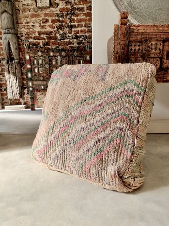 Vintage Boujaad poef 60x60x25cm, handgemaakt Marokkaanse Berber poef