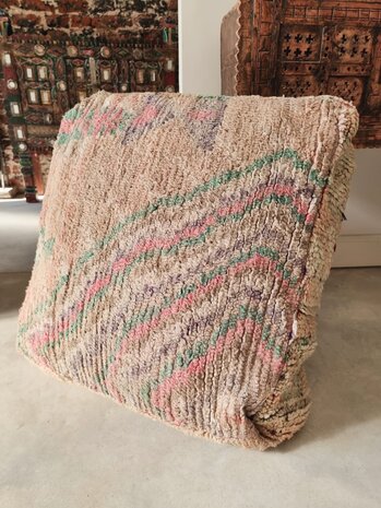 Vintage Boujaad poef 60x60x25cm, handgemaakt Marokkaanse Berber poef