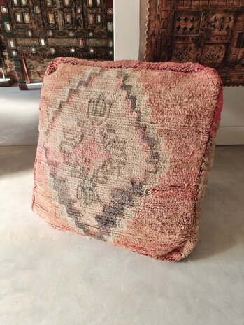 Vintage Boujaad poef 60x60x25cm, handgemaakt Marokkaanse Berber poef